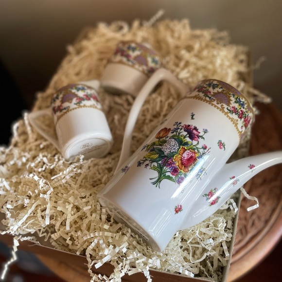 Fine Porcelain Tea Set - Picture 7 of 7